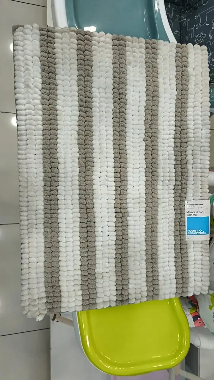 Piso de baño con espuma de memoria Room Essentials