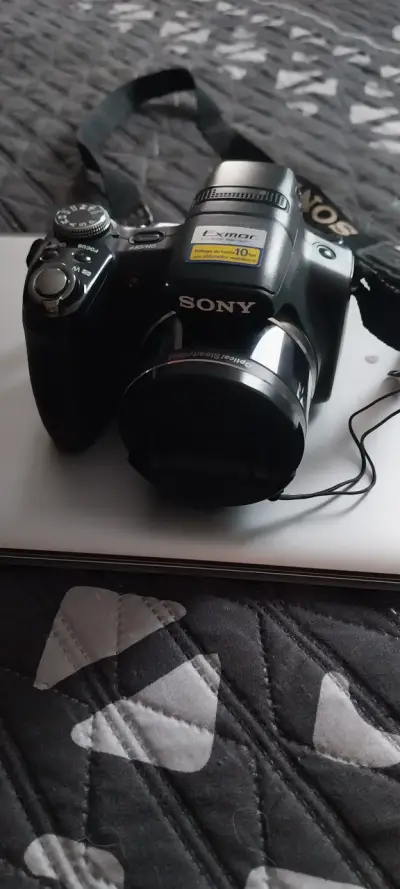 Cámara digital Sony con lente Exmor y SteadyShot - miniatura 1
