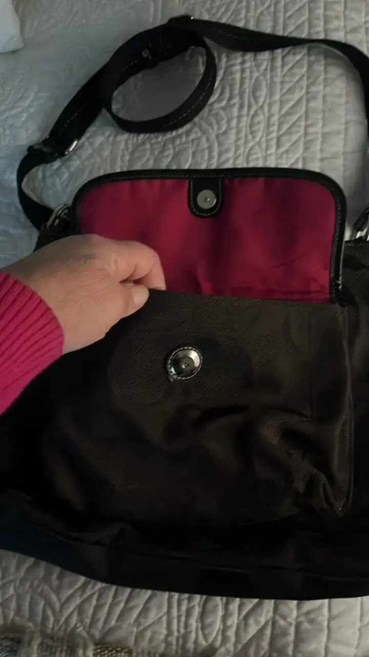 Bolso bandolera Coach negro con interior rojo - 6