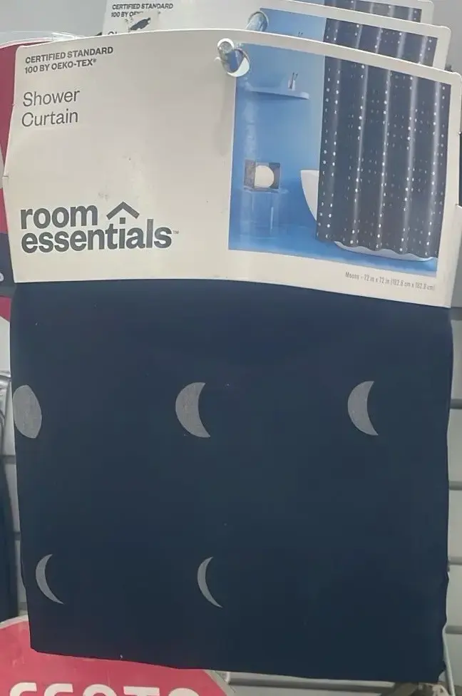 Cortina de ducha Room Essentials con diseño lunar