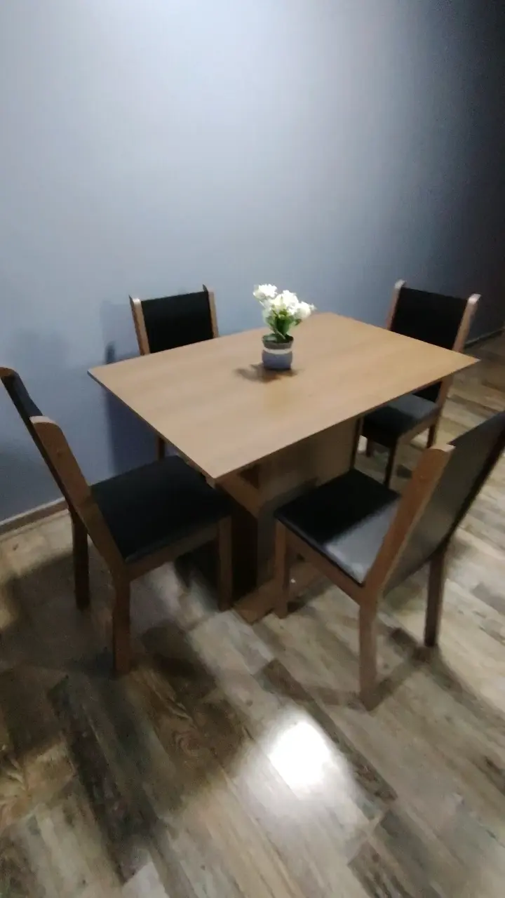 Juego de comedor de madera con 4 sillas - 1
