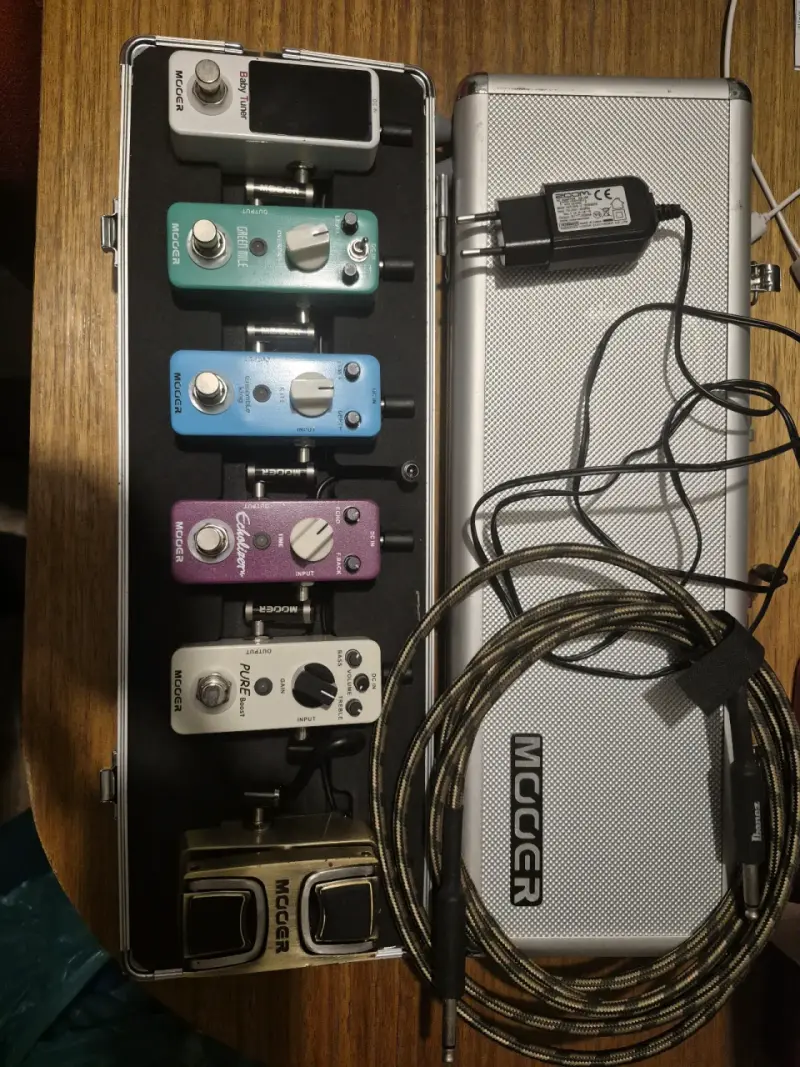 Set de pedales de efectos Mooer con estuche