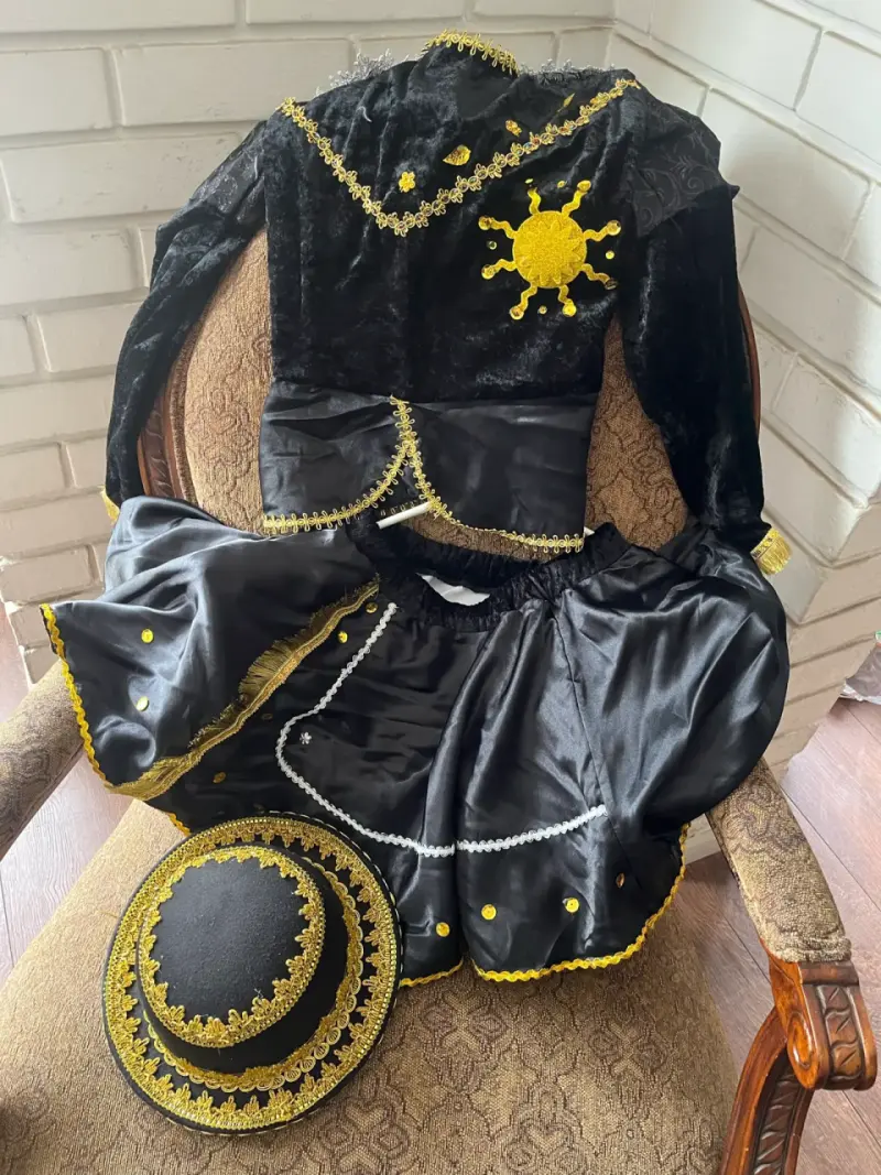 Traje de caporal Negro con Bordados Dorados