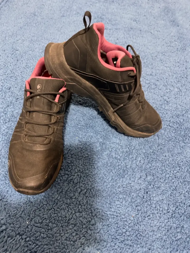 Zapatillas deportivas negras con interior rosado - 1