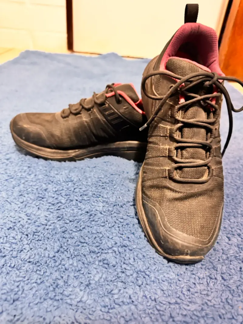 Zapatillas deportivas negras con interior rosado - 2