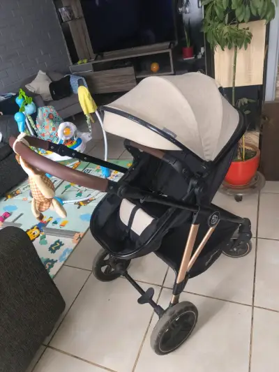 Coche de bebé beige con manillar ajustable - miniatura 1