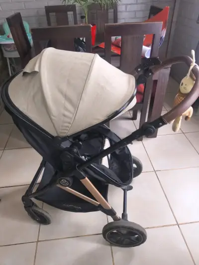 Coche de bebé beige con manillar ajustable - miniatura 4