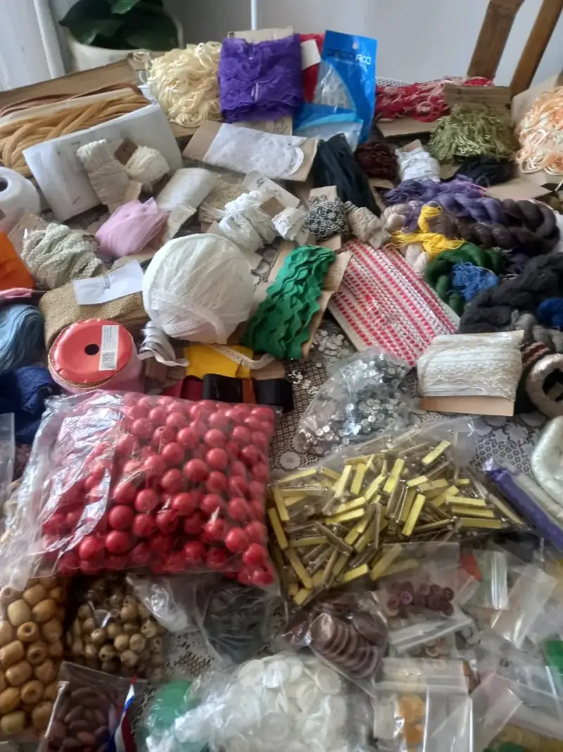 Lote de materiales para manualidades y costura - 1