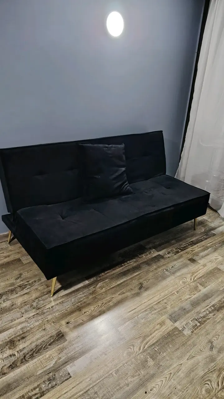 Futon negro moderno con patas doradas - 1