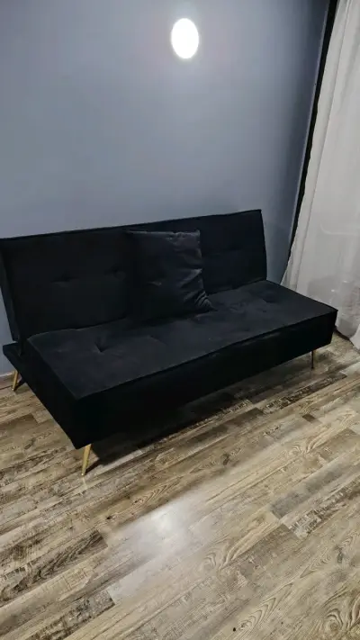 Futon negro moderno con patas doradas - miniatura 1