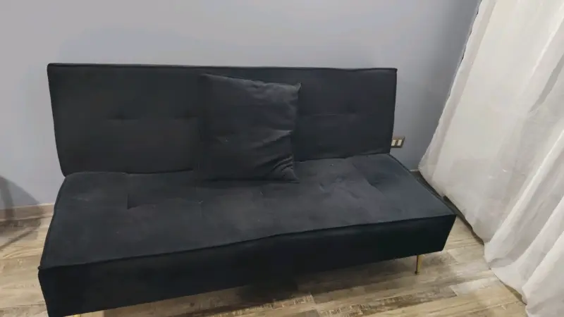 Futon negro moderno con patas doradas - 2