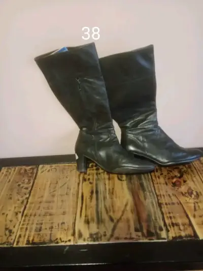 Botas de cuero para mujer en varios estilos - miniatura 2