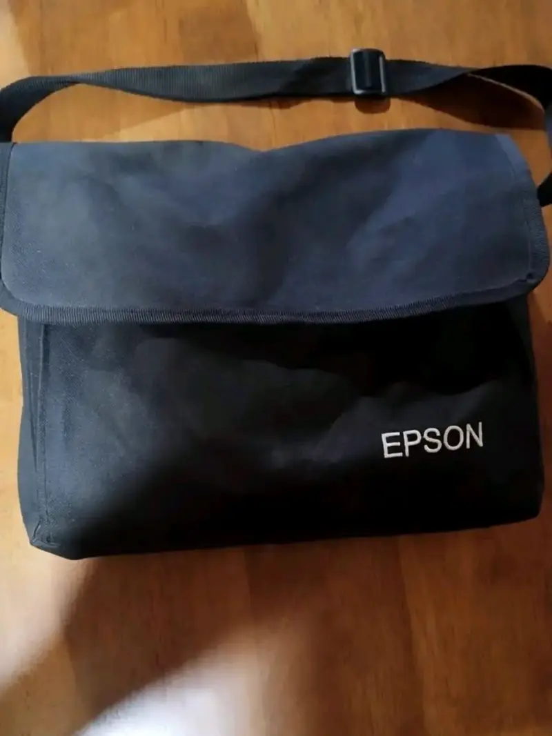 Proyector Epson con funda y cables - 1