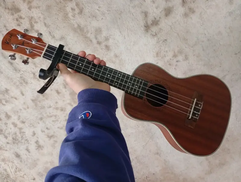Ukulele de madera con funda y correa Kuai - 1