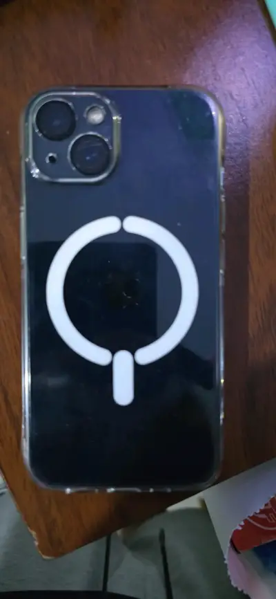 iPhone 13 con funda MagSafe - miniatura 1