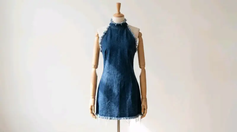 Vestido corto de mezclilla sin mangas - 2
