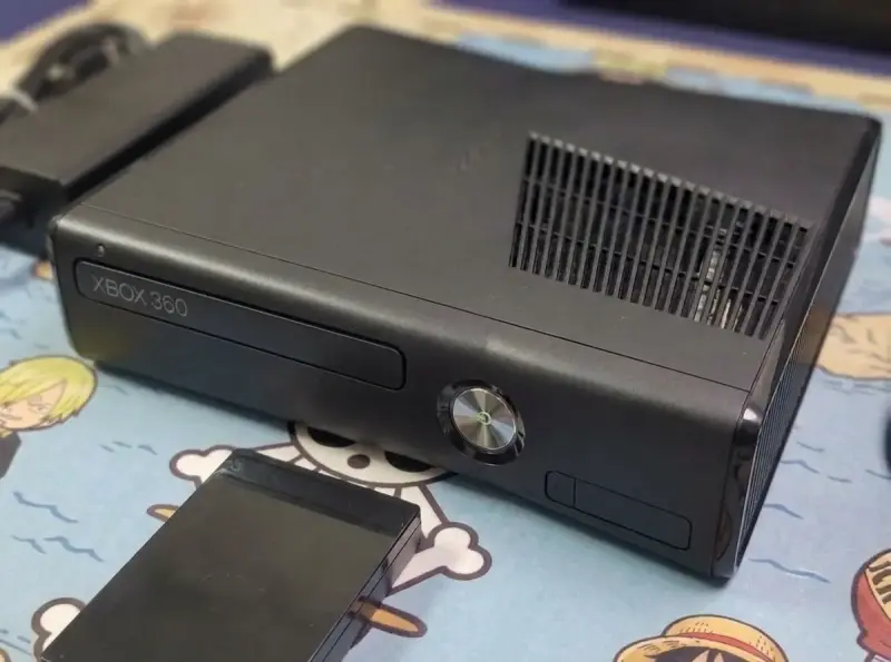 Xbox 360 Slim (Juega Online y Descarga directo) - 2