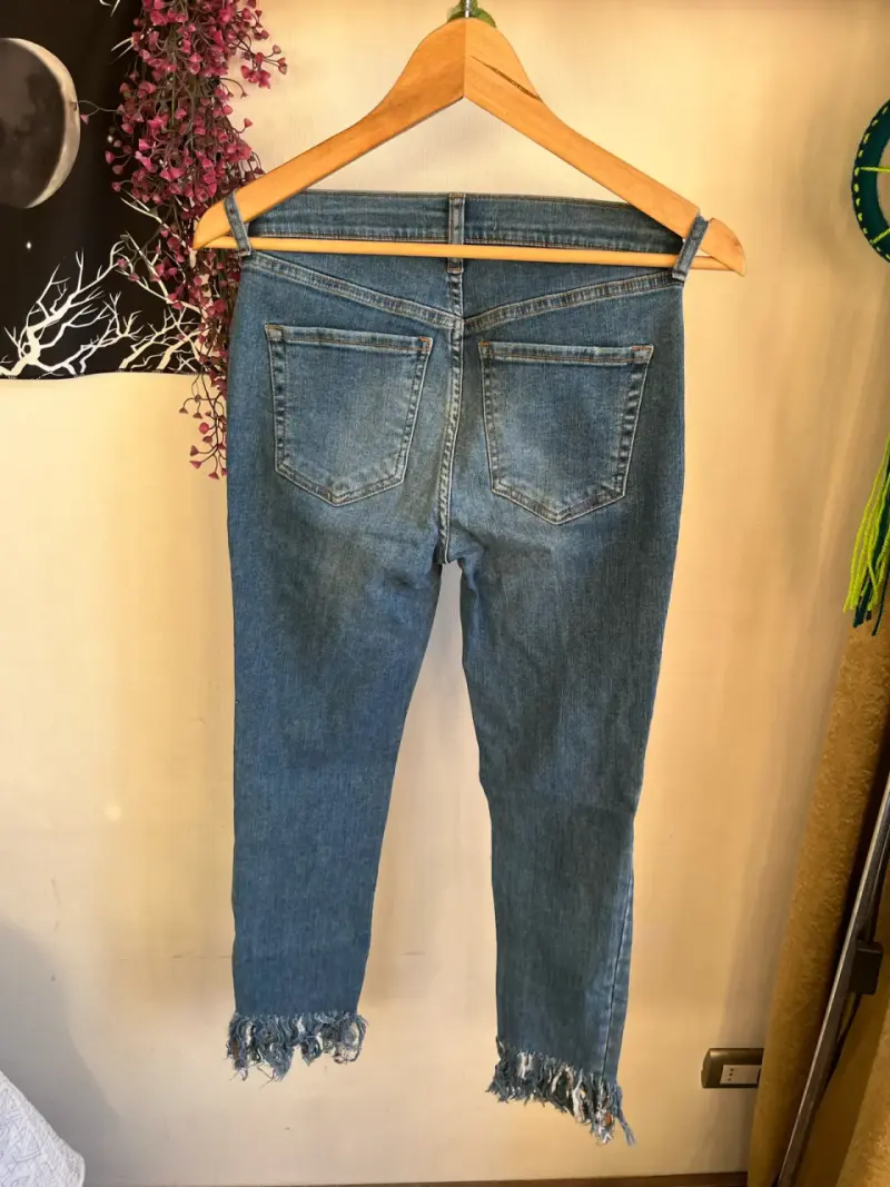 Jeans de mezclilla con flecos para mujer - 1