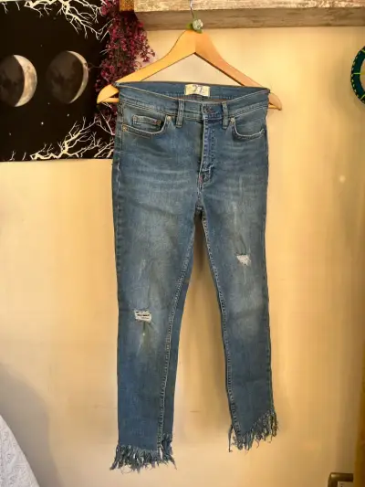 Jeans de mezclilla con flecos para mujer - miniatura 3