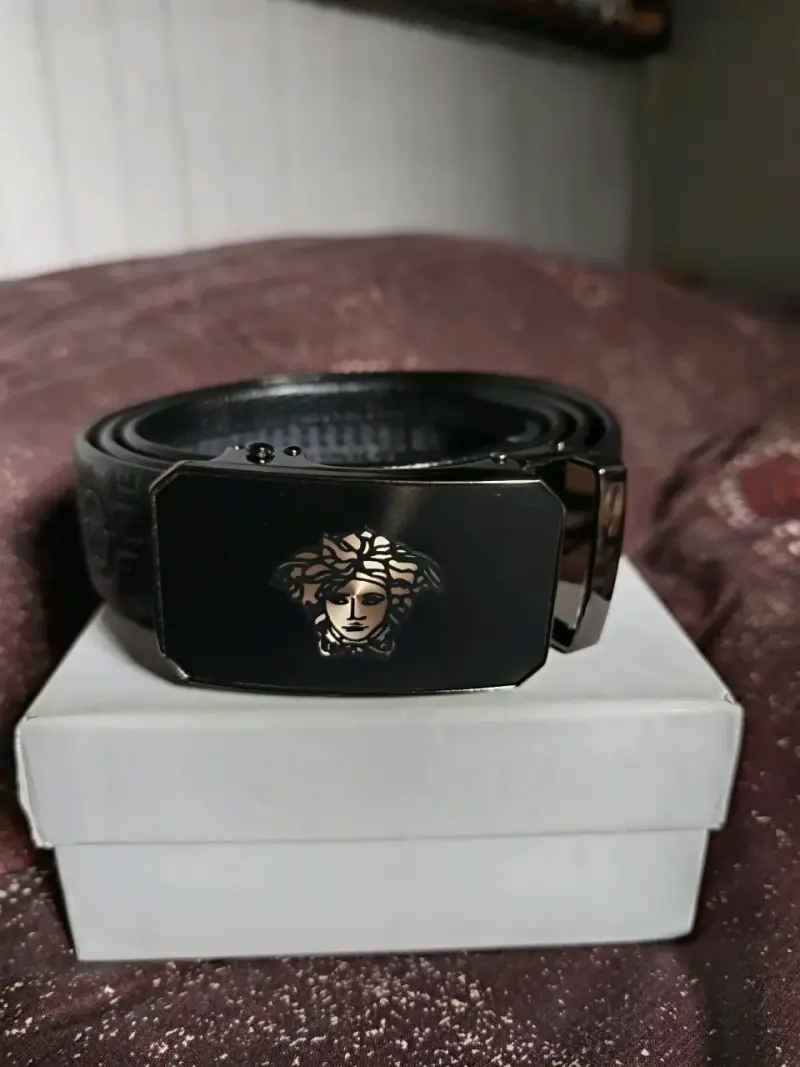 Cinturón de cuero negro con hebilla decorativa