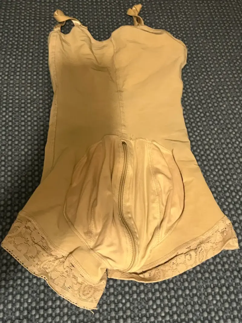 Faja reductora beige con encaje y cierre - 1