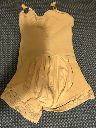 Faja reductora beige con encaje y cierre - miniatura 1