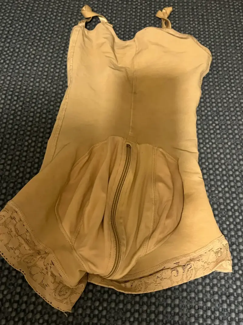 Faja reductora beige con encaje y cierre - 2