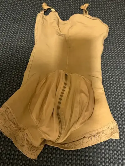 Faja reductora beige con encaje y cierre - miniatura 2