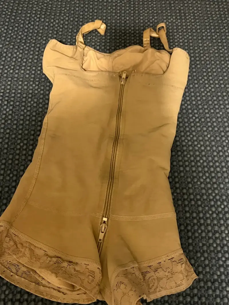 Faja reductora beige con encaje y cierre - 3