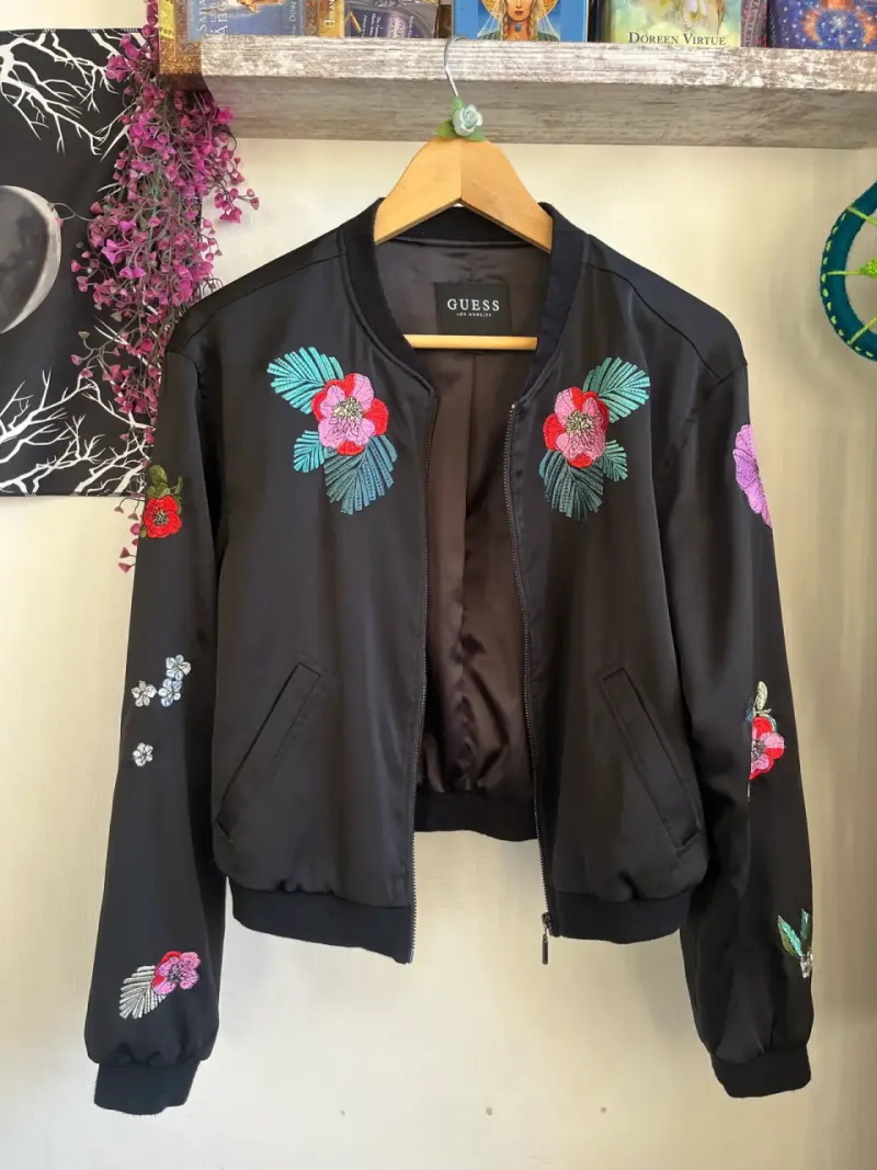 Chaqueta Guess negra con bordados florales S