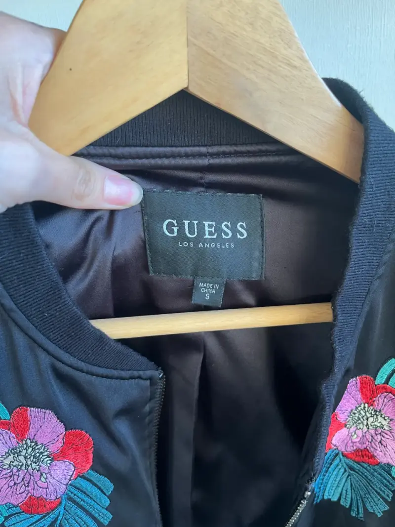 Chaqueta Guess negra con bordados florales S - 2
