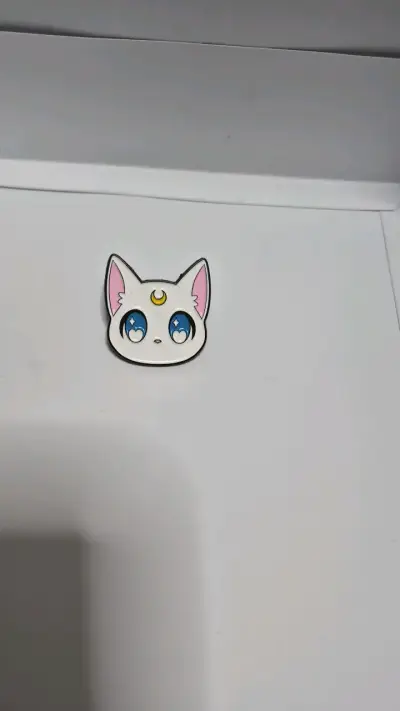 Pin de gato anime con luna - miniatura 1