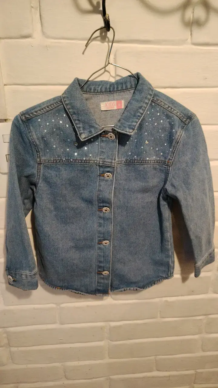 Chaqueta de mezclilla para niña con detalles brill - 1