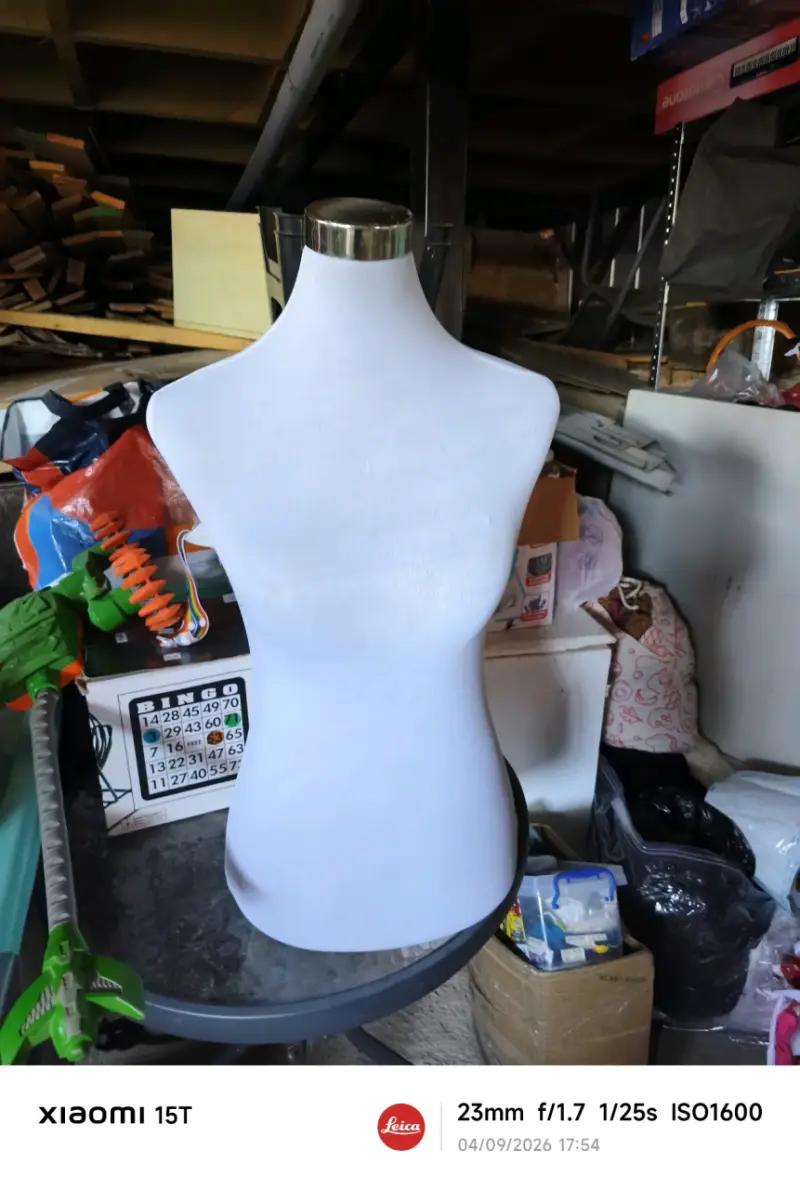 Maniquí de exhibición blanco para ropa