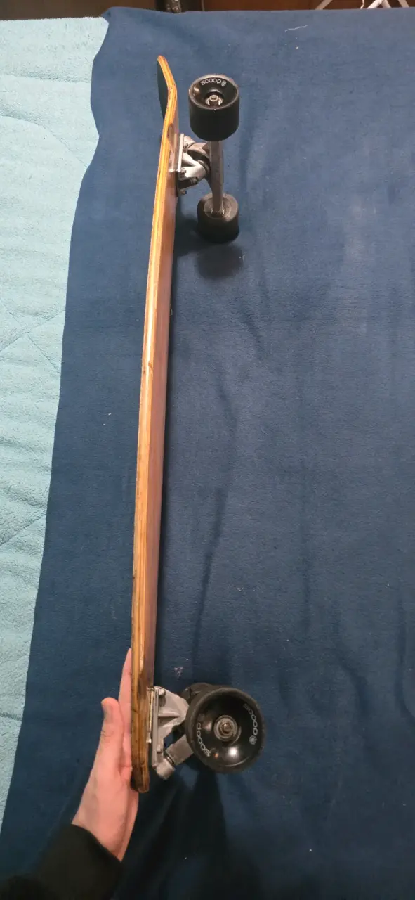 Skateboard de madera con ruedas robustas - 1