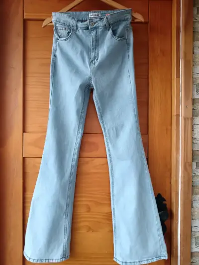 Jeans acampanados celestes para mujer - miniatura 1
