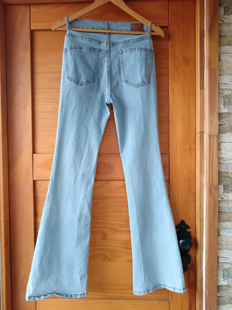Jeans acampanados celestes para mujer - 2