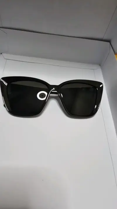Gafas de Sol Cuadradas Negras Modernas - miniatura 1