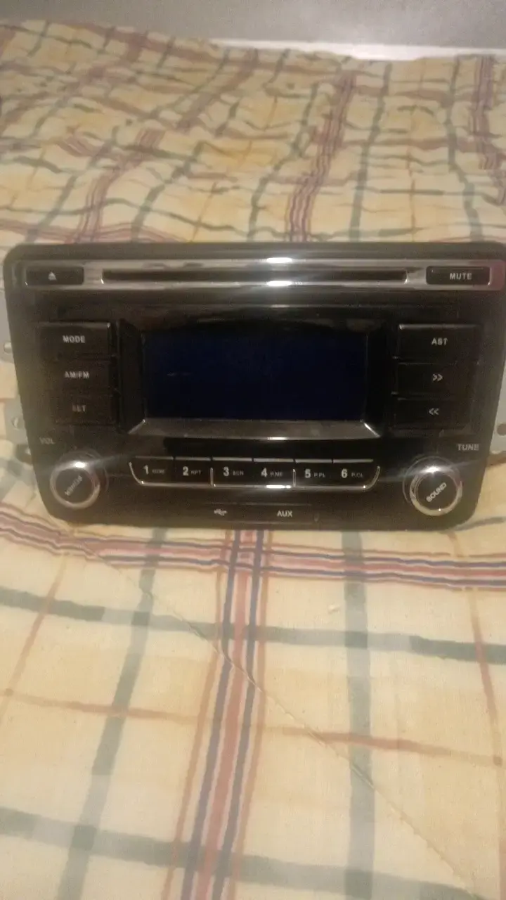 Radio de auto con entrada AUX y AM/FM - 1