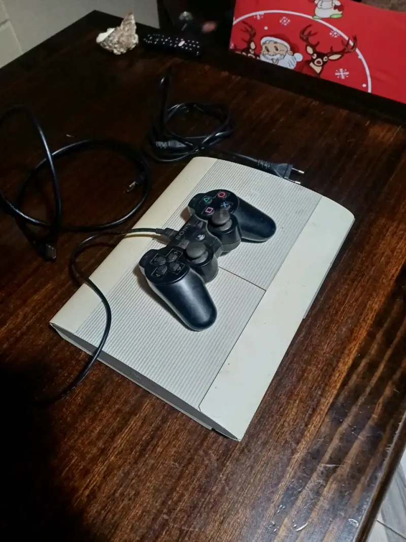 Consola PlayStation 3 con control y cables - 1