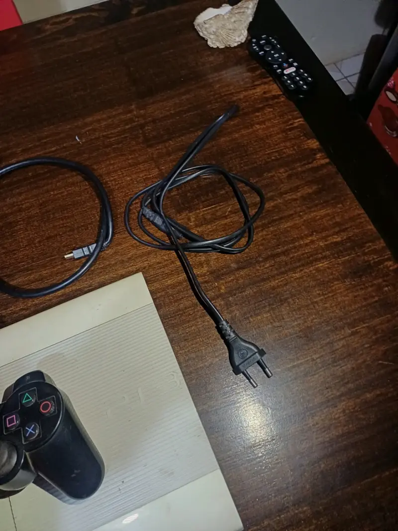 Consola PlayStation 3 con control y cables - 3