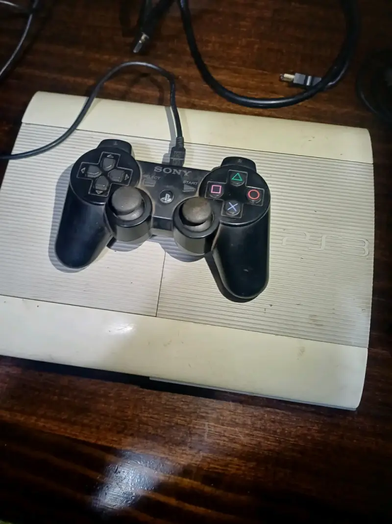 Consola PlayStation 3 con control y cables - 6