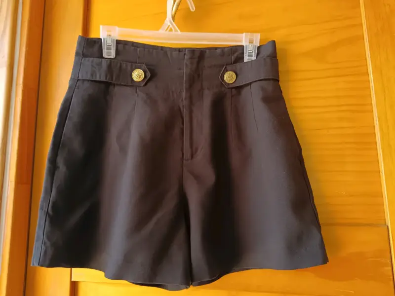 Shorts negros de mujer con botones decorativos - 2