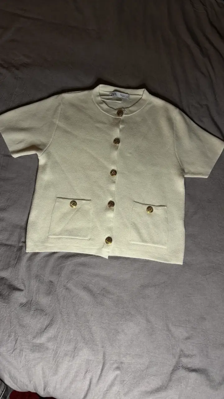 Cardigan beige de manga corta con botones dorados