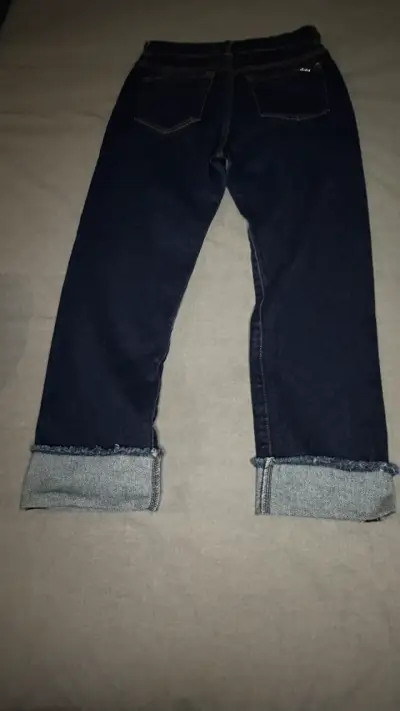 Jeans azul oscuro para mujer con dobladillo - miniatura 1