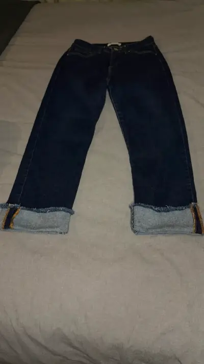 Jeans azul oscuro para mujer con dobladillo - miniatura 2