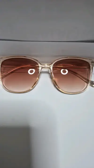 Gafas de sol cuadradas con marco transparente - miniatura 1