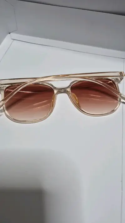Gafas de sol cuadradas con marco transparente - miniatura 2
