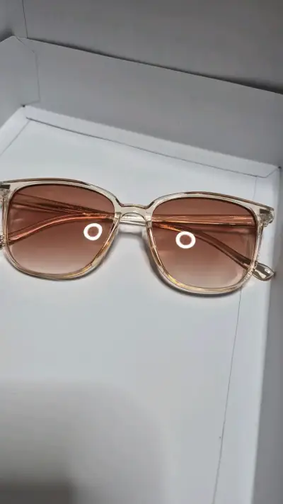 Gafas de sol cuadradas con marco transparente - miniatura 3
