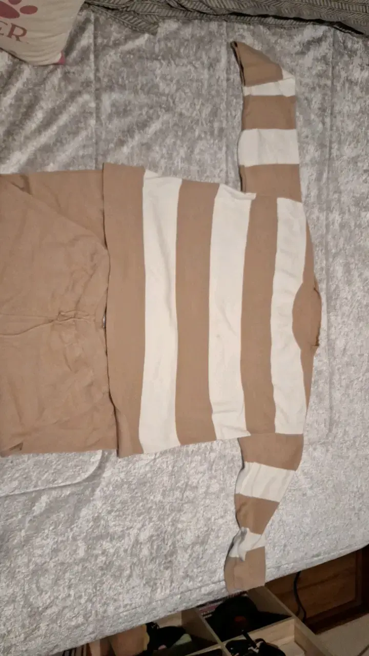 Conjunto de suéter y pantalón a rayas beige